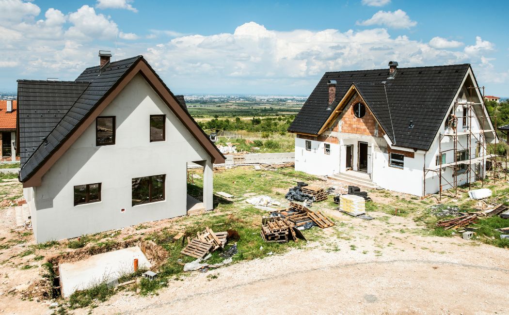 Jak krok po kroku wygląda budowa domów od podstaw