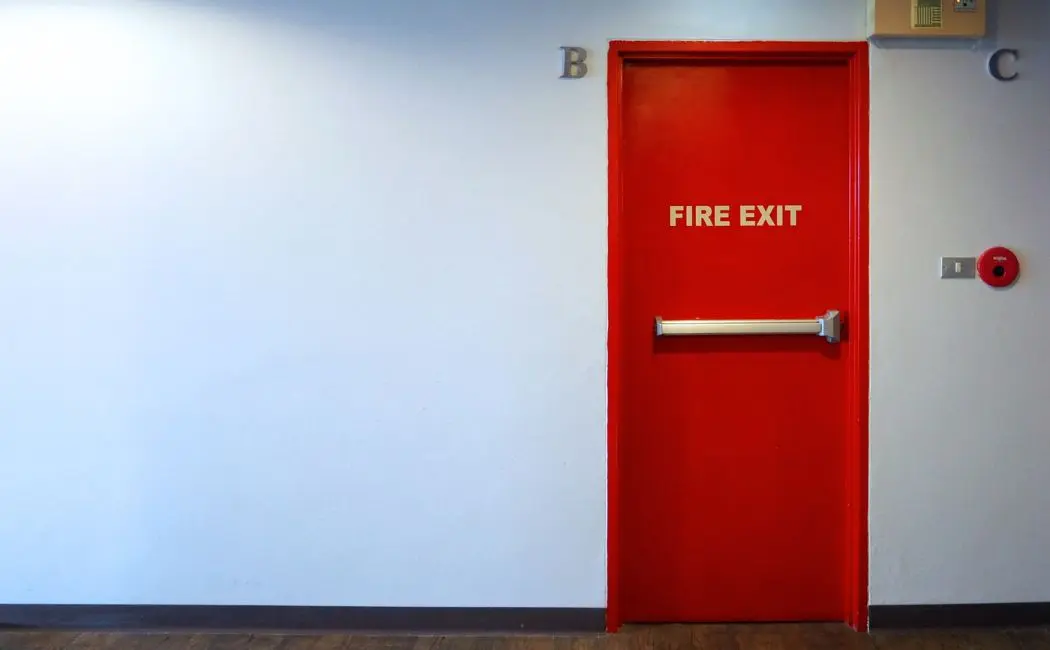 Drzwi techniczne i przeciwpożarowe – Bezpieczeństwo i funkcjonalność w nowoczesnym budownictwie
