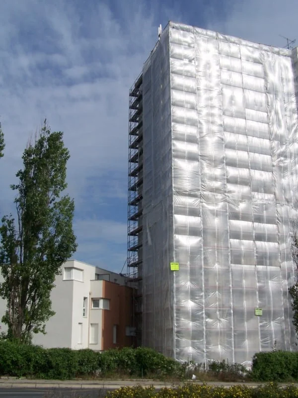 Siatki zabezpieczające przed wypadnięciem narzędzi — praktyczne rozwiązania na placu budowy