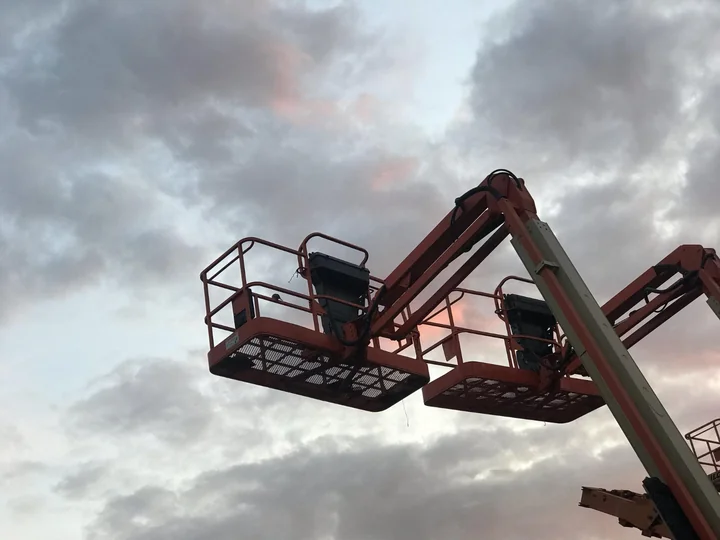 Potrzebujesz usługi wynajmu podnośników do prac na wysokości? Oto kilka cennych porad!