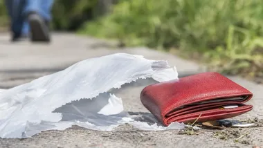 Policjantki zauważyły torbę przy dworcu. W środku były perfumy i maszynki