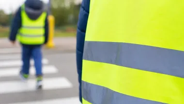 Jeden odblask może uratować życie. Policjanci z Wydmin ostrzegają