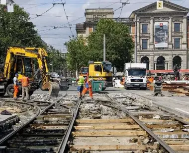 Koszenie poboczy już trwa. Na drogach powiatu trzeba uważać