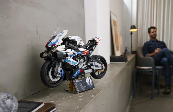 Model motocykla z serii LEgo Technic stojacy na półce w salonie