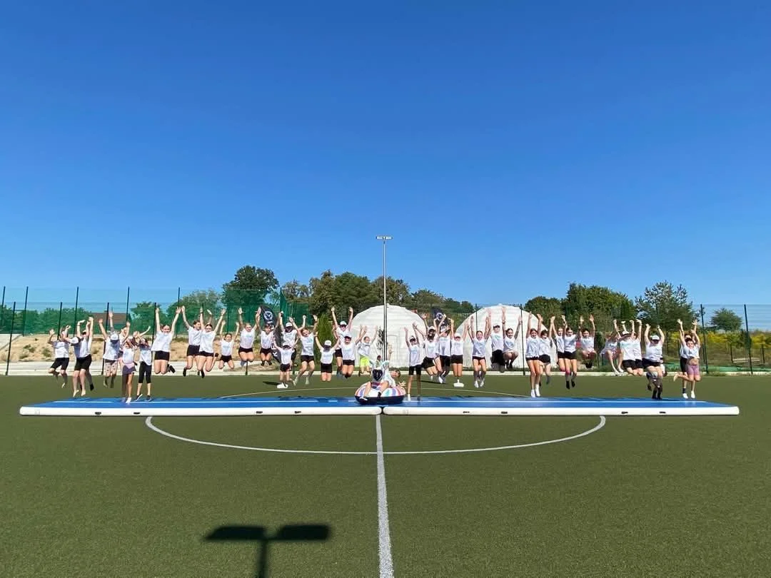 Grafika promocyjna wydarzenia Akrobatyka i taniec podczas letniego obozu w Giżycku