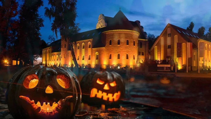 Obrazek przedstawia grafikę promocyjną wydarzenia Halloweenowy weekend w Hotelu St. Bruno w Giżycku
