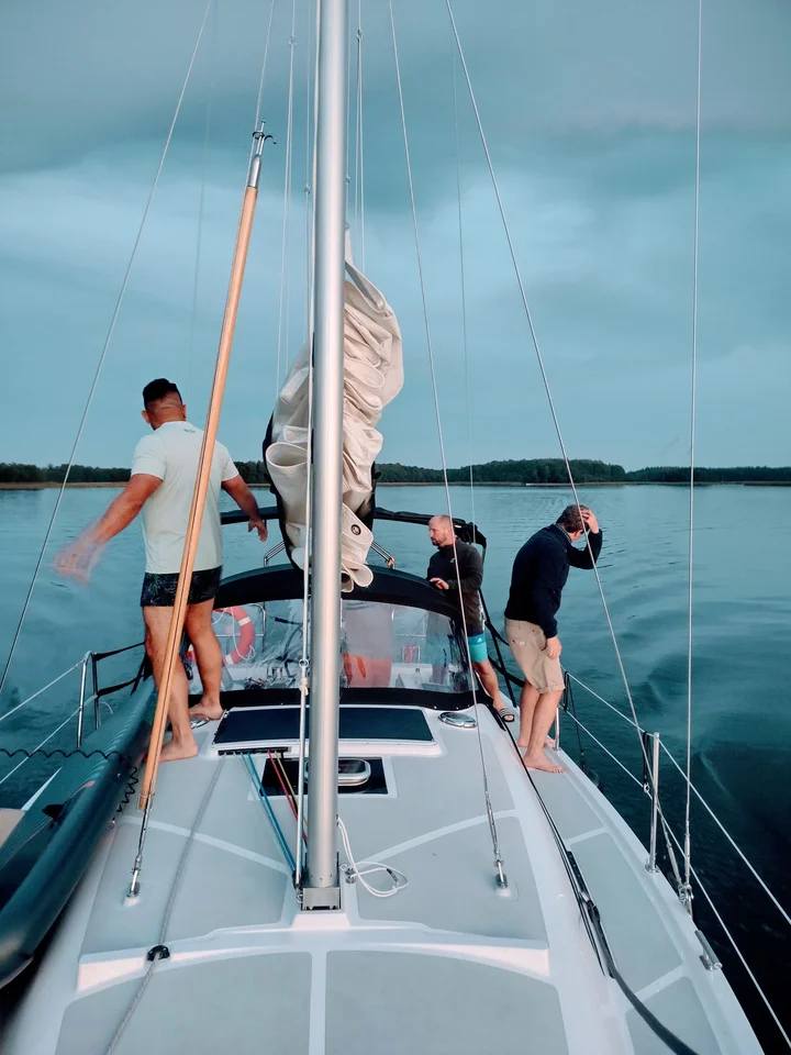 Grafika promocyjna wydarzenia HELLS WEEKEND — męski wypad na żagle (Giżycko, Mazury)
