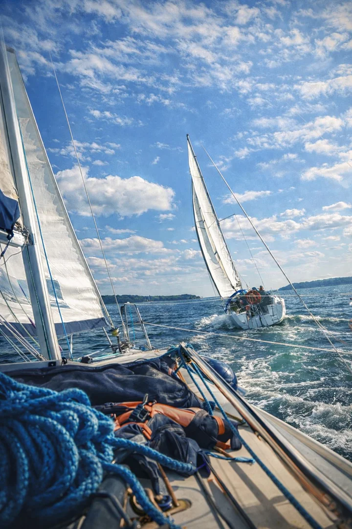 Grafika promocyjna wydarzenia YOLO REJS 2026 — I edycja rejsu otwierającego sezon na Mazurach