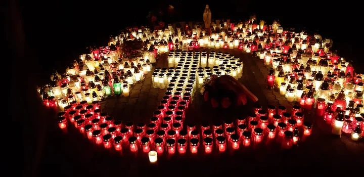 Grafika promocyjna wydarzenia Ułóż z nami symbol Polski Walczącej — wspólne układanie ze zniczy w Giżycku