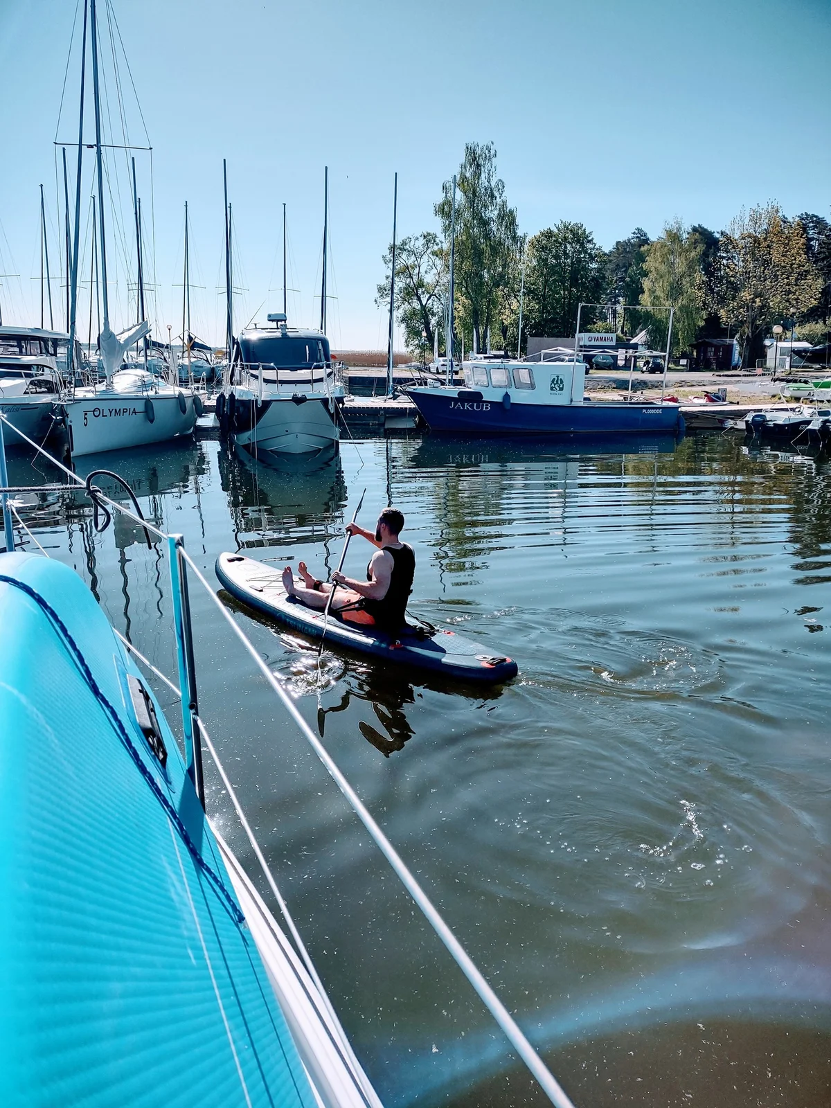 Grafika promocyjna wydarzenia Weekendowy rejs houseboat po Północnych Mazurach