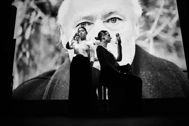 „Twarda miłość” w GCK - spektakl o rodzinie, która uczy się mówić dwoma językami