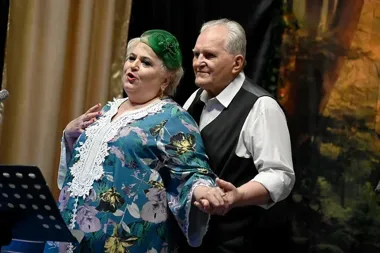 Seniorzy z gminy Giżycko pokazali, że na scenie liczą się wdzięk i pomysłowość