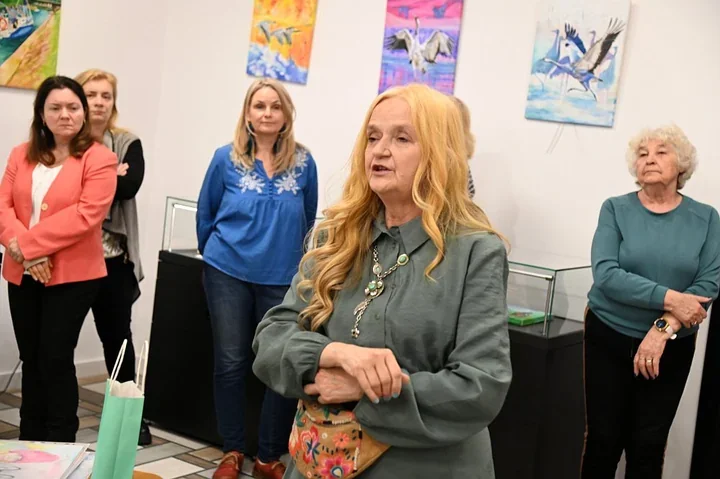 Żurawie i mazurskie sceny – obrazy Marzeny Kurnatowskiej zawisły w Wilkasach