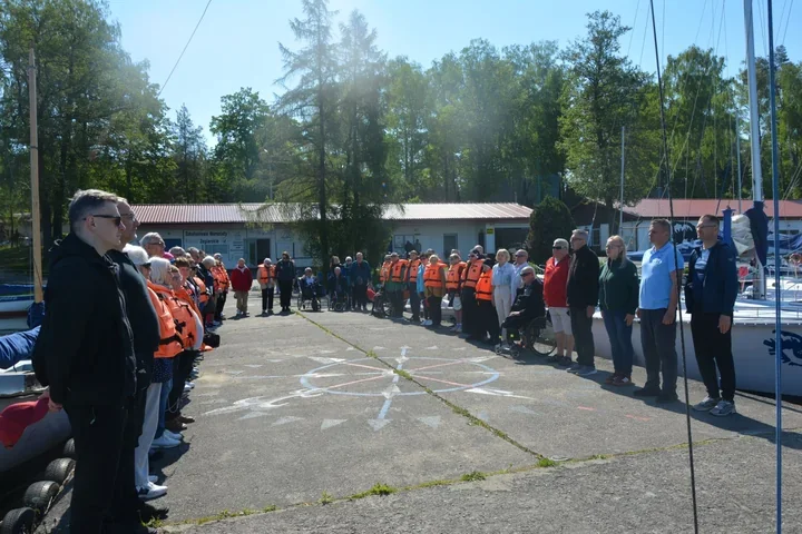 Wiatr 6 stopni Beauforta i nowi sternicy na pokładzie. Bezpłatne warsztaty żeglarskie dla osób niepełnosprawnych