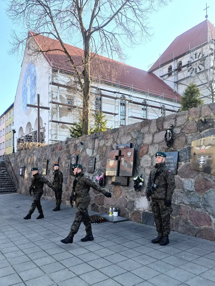 Giżycko oddało hołd ofiarom Smoleńska przy Murze Pamięci