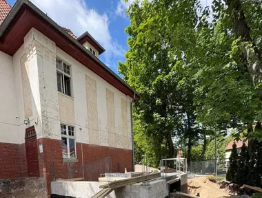 W Giżycku rośnie Dom Seniora. Widać już windę i nową klatkę schodową