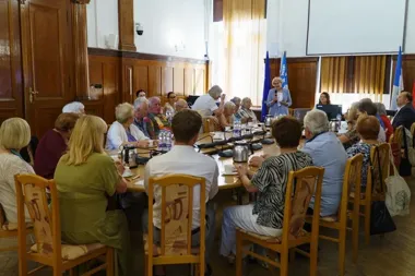 Seniorzy z Giżycka zamknęli kadencję z podziękowaniami i gośćmi z Augustowa
