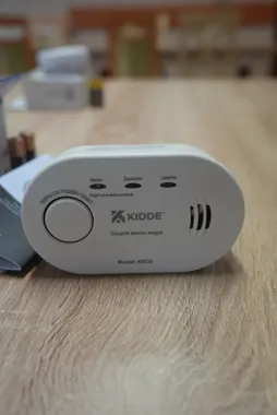 Strażacy rozdali czujki dymu i tlenku węgla – wsparcie dla najbardziej potrzebujących