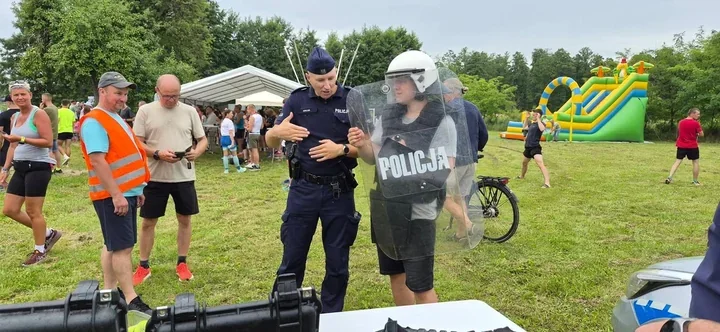 Rozmowy o oszustwach i bezpieczeństwie nad wodą. Policjant we Wronce