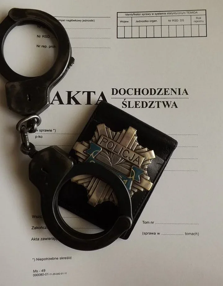 Dobijał się do mieszkania i rozbijał butelki. W Giżycku złamał zakaz sądu