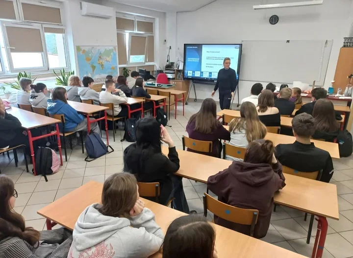 Policjanci w SP nr 3 w Giżycku tłumaczyli ósmoklasistom konsekwencje hejtu