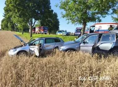 Wyprzedzał kolumnę pojazdów. Oba auta wpadły do rowu