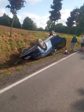 Wyprzedzanie zakończyło się dachowaniem BMW pod Rynem. Pasażerka w szpitalu