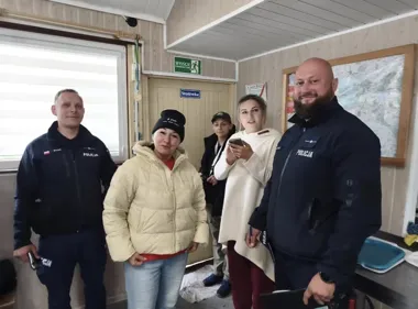 Policjanci odwiedzili harcerskie obozy pod Giżyckiem przed załamaniem pogody