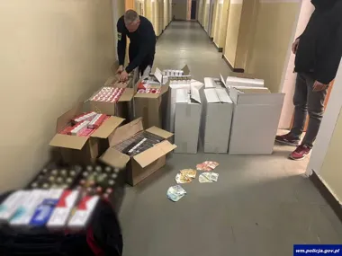 Wjechał do garażu w Giżycku i wpadł - tysiące papierosów w środku