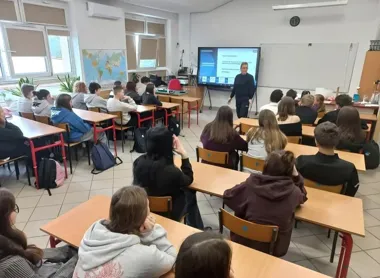 Policjanci w SP nr 3 w Giżycku tłumaczyli ósmoklasistom konsekwencje hejtu