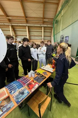 Policjanci z Giżycka przyciągnęli młodzież na targach pracy