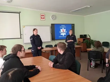 Policjantki z Giżycka przyciągnęły maturzystów - rekrutacja w praktyce