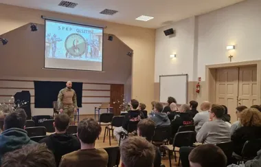 Kontrterroryści w szkole - uczniowie ZSEiI poznawali drogę do Policji