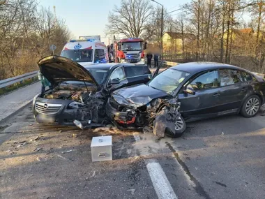 Zderzenie na skrzyżowaniu w Staświnach - jedna osoba trafiła do szpitala