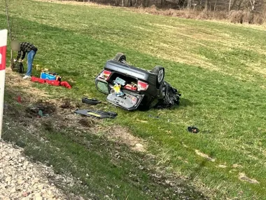 Wyprzedzanie skończyło się dachowaniem pięciu samochodów na DK63 w Rudzie