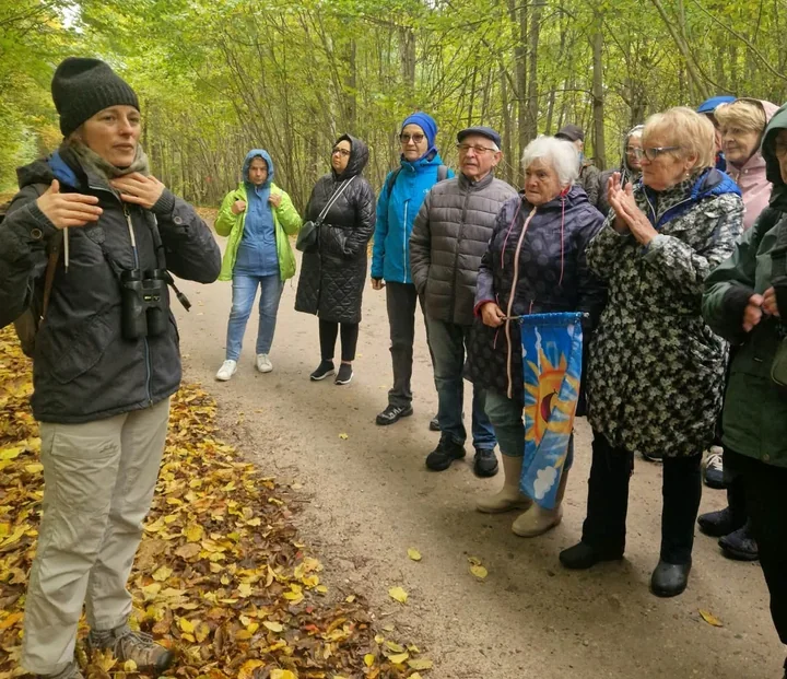 Seniorzy z Giżycka ruszyli do Puszczy Boreckiej. Spacer zakończyło ognisko