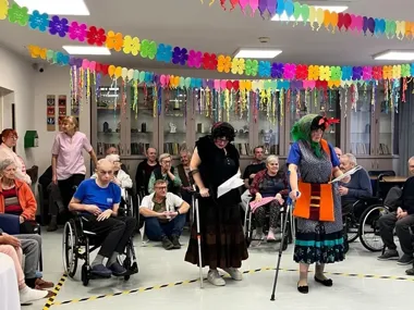 Muzyka, karaoke i skecz pracowników. Seniorzy świętowali w Giżycku