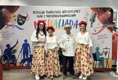 Mieszkańcy DPS w Giżycku zatańczyli na scenie teatru lalek