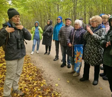 Seniorzy z Giżycka ruszyli do Puszczy Boreckiej. Spacer zakończyło ognisko
